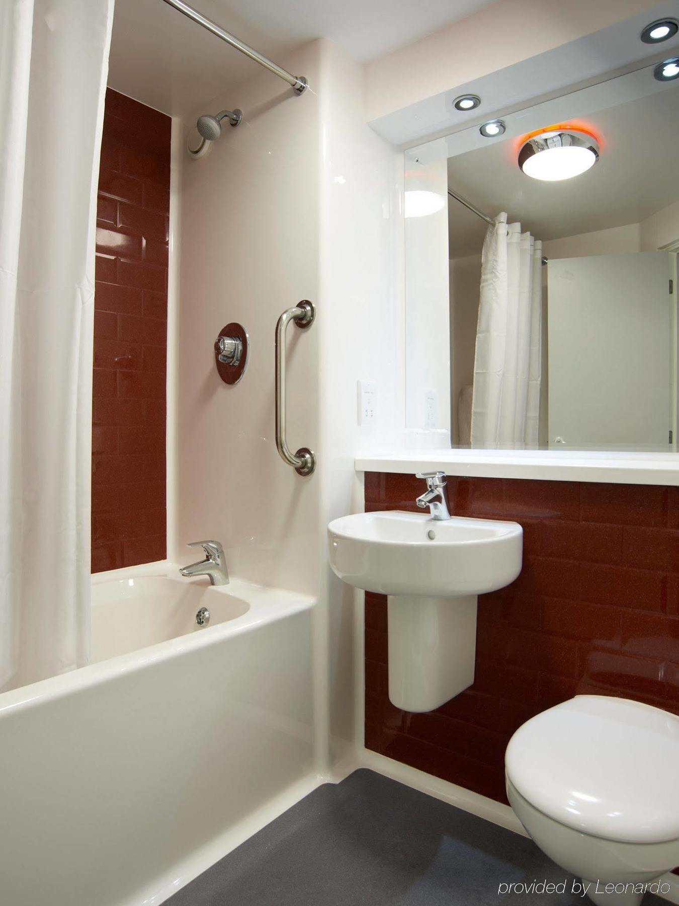 Travelodge London Ealing Exterior photo